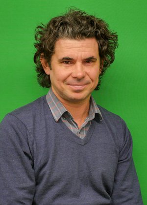 Toby Manhire.jpg